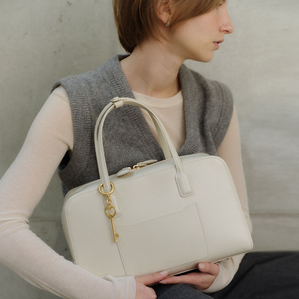 Cayley Boston Bag Plus Ivory    [New 10%]   (normal price 278000)